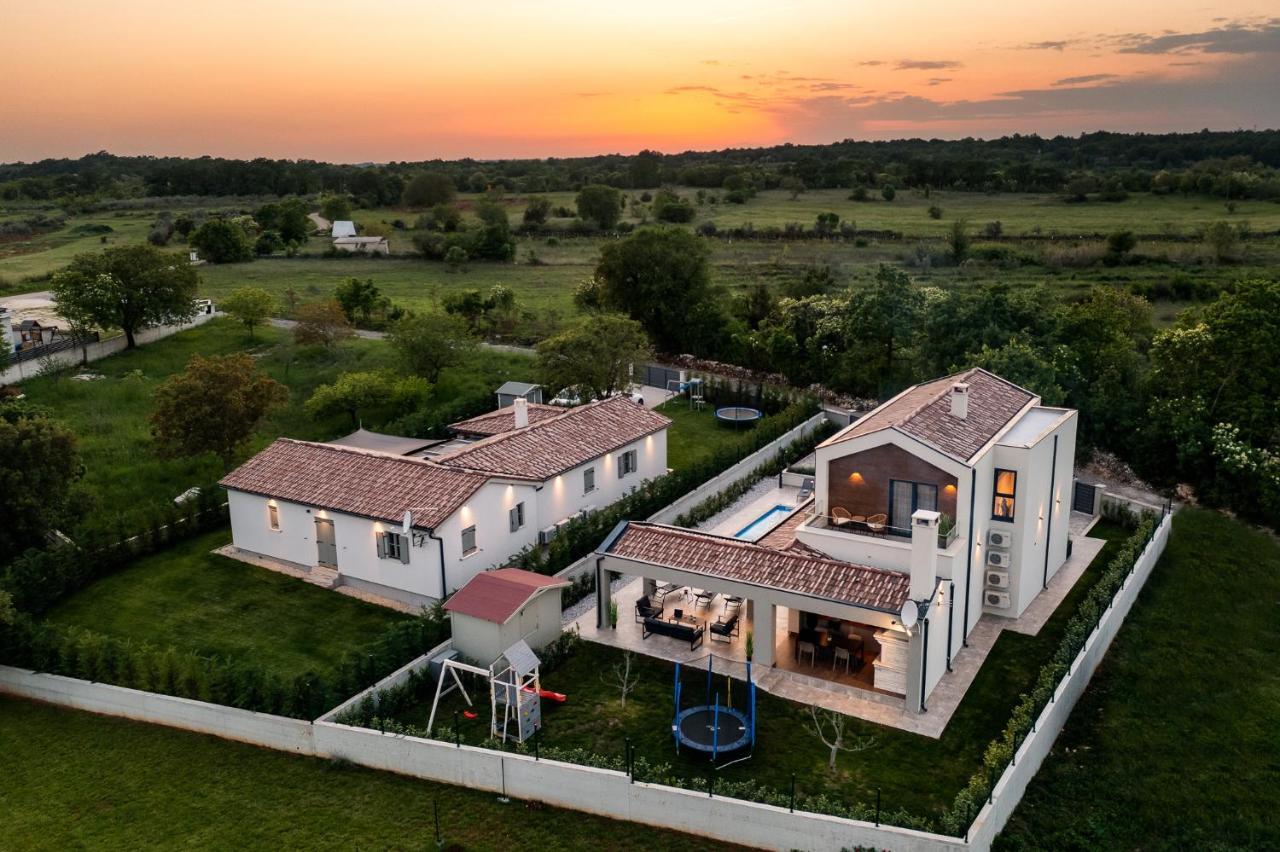Villa Nobu Mali Vareski Bagian luar foto